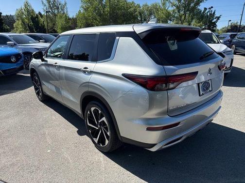 Alloy Silver Metallic 2024 Mitsubishi Outlander SE
