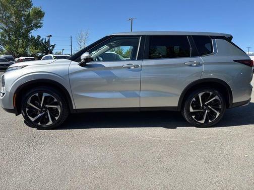 Alloy Silver Metallic 2024 Mitsubishi Outlander SE