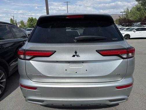 Blue 2024 Mitsubishi Outlander SE