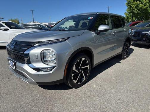 Alloy Silver Metallic 2024 Mitsubishi Outlander SE