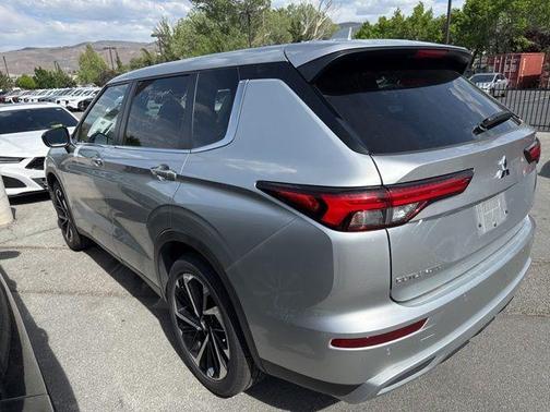Blue 2024 Mitsubishi Outlander SE