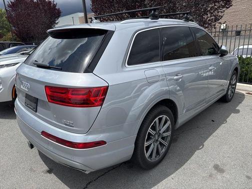 Florett Silver Metallic 2017 Audi Q7 3.0T Prestige