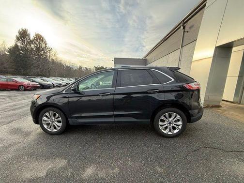 Black Metallic 2022 Ford Edge Titanium