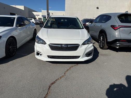 Crystal White Pearl 2018 Subaru Impreza 2.0i