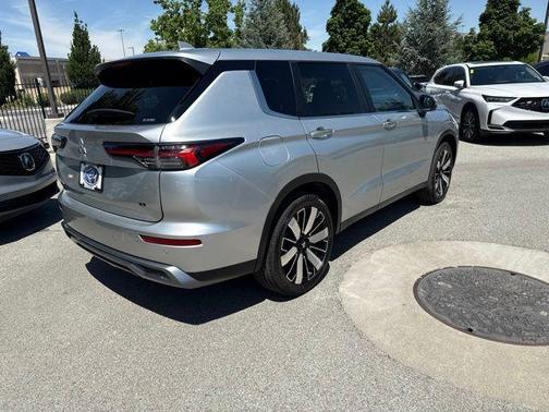 Silver 2025 Mitsubishi Outlander SE