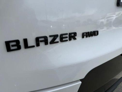 Iridescent Pearl Tricoat 2024 Chevrolet Blazer RS