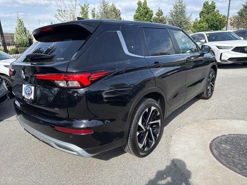 Black 2024 Mitsubishi Outlander SE