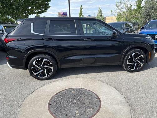 Black 2024 Mitsubishi Outlander SE