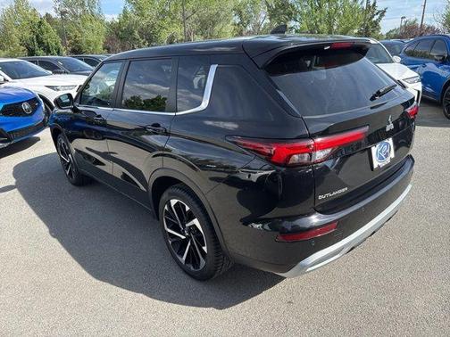 Black 2024 Mitsubishi Outlander SE
