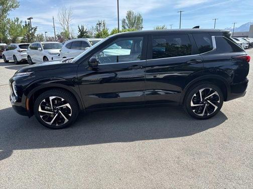 Black 2024 Mitsubishi Outlander SE