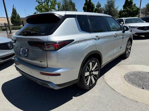 Silver 2025 Mitsubishi Outlander SE