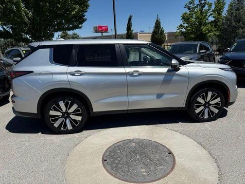 Silver 2025 Mitsubishi Outlander SE