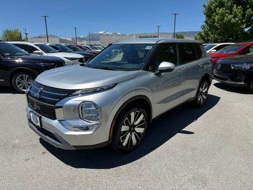 Silver 2025 Mitsubishi Outlander SE