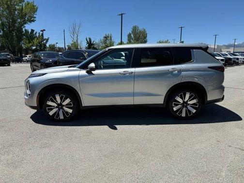 Silver 2025 Mitsubishi Outlander SE