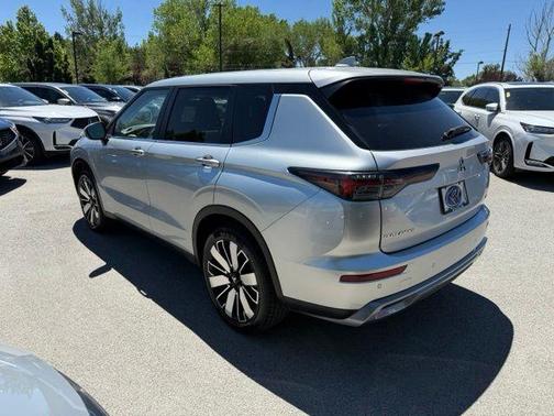 Silver 2025 Mitsubishi Outlander SE