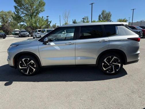 Black 2024 Mitsubishi Outlander SE