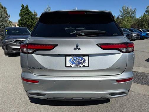 Black 2024 Mitsubishi Outlander SE