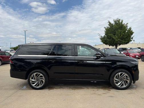 Infinite Black Metallic Clearcoat 2026 Lincoln Navigator Reserve