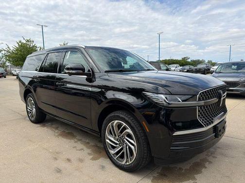 Infinite Black Metallic Clearcoat 2026 Lincoln Navigator Reserve