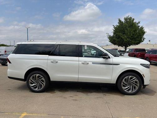 Star White Metallic Tri-Coat 2026 Lincoln Navigator Reserve