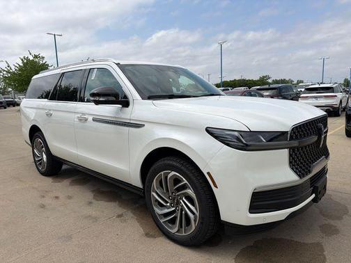 Star White Metallic Tri-Coat 2026 Lincoln Navigator Reserve