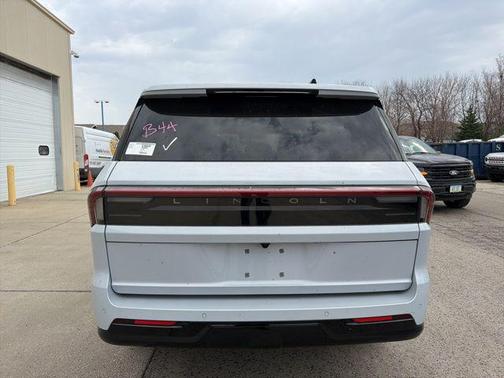 Crystal White Metallic Clearcoat 2026 Lincoln Navigator Reserve
