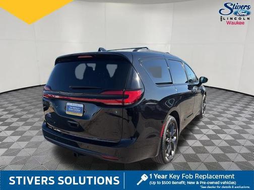 Diamond Black Crystal Pearlcoat 2024 Chrysler Pacifica Touring L