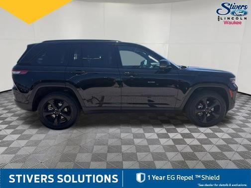 Diamond Black Crystal Pearlcoat 2024 Jeep Grand Cherokee Limited