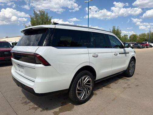 Pristine White Metallic Tri-Coat 2026 Lincoln Navigator Reserve