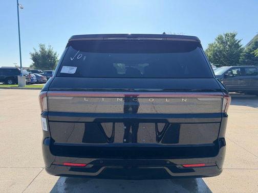 Infinite Black Metallic Clearcoat 2026 Lincoln Navigator Reserve