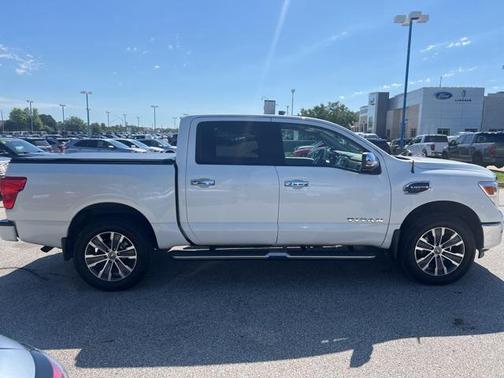 2017 Nissan Titan SL