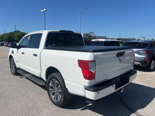 2017 Nissan Titan SL