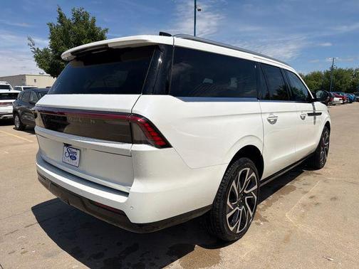 Star White Metallic Tri-Coat 2026 Lincoln Navigator Reserve