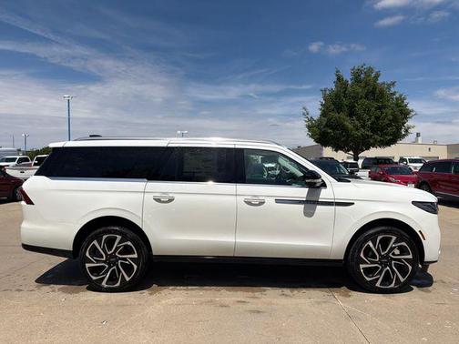 Star White Metallic Tri-Coat 2026 Lincoln Navigator Reserve
