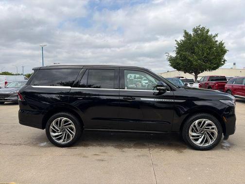 Infinite Black Metallic Clearcoat 2026 Lincoln Navigator Reserve