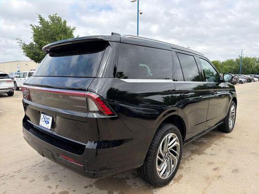Infinite Black Metallic Clearcoat 2026 Lincoln Navigator Reserve