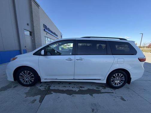 2020 Toyota Sienna XLE