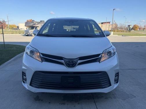2020 Toyota Sienna XLE