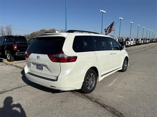 2020 Toyota Sienna XLE