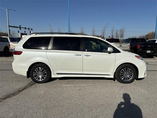 2020 Toyota Sienna XLE