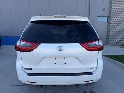 2020 Toyota Sienna XLE