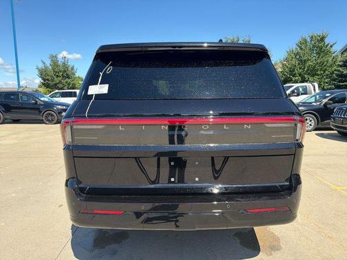 Infinite Black Metallic Clearcoat 2026 Lincoln Navigator Reserve