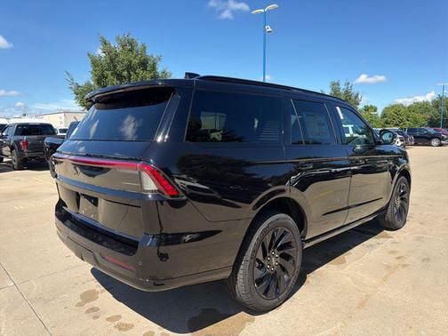 Infinite Black Metallic Clearcoat 2026 Lincoln Navigator Reserve