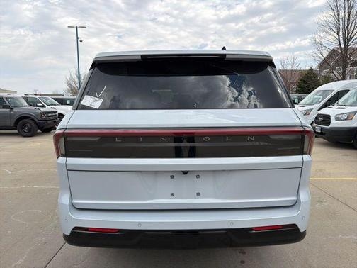 Crystal White Metallic Clearcoat 2026 Lincoln Navigator Reserve