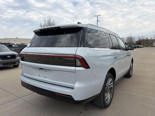Crystal White Metallic Clearcoat 2026 Lincoln Navigator Reserve