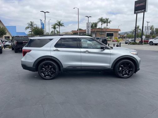 ICONIC SILVER METALLIC 2023 Ford Explorer ST-Line