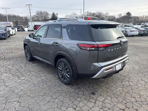 2025 Nissan Pathfinder SL
