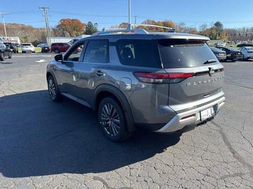 2025 Nissan Pathfinder SL