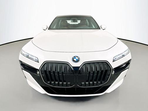 2026 BMW 750e i xDrive