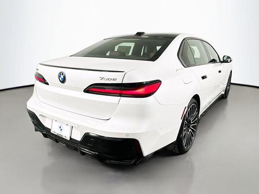 2026 BMW 750e i xDrive